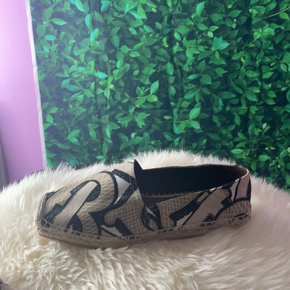 Burberry flats - Picture 3 of 4